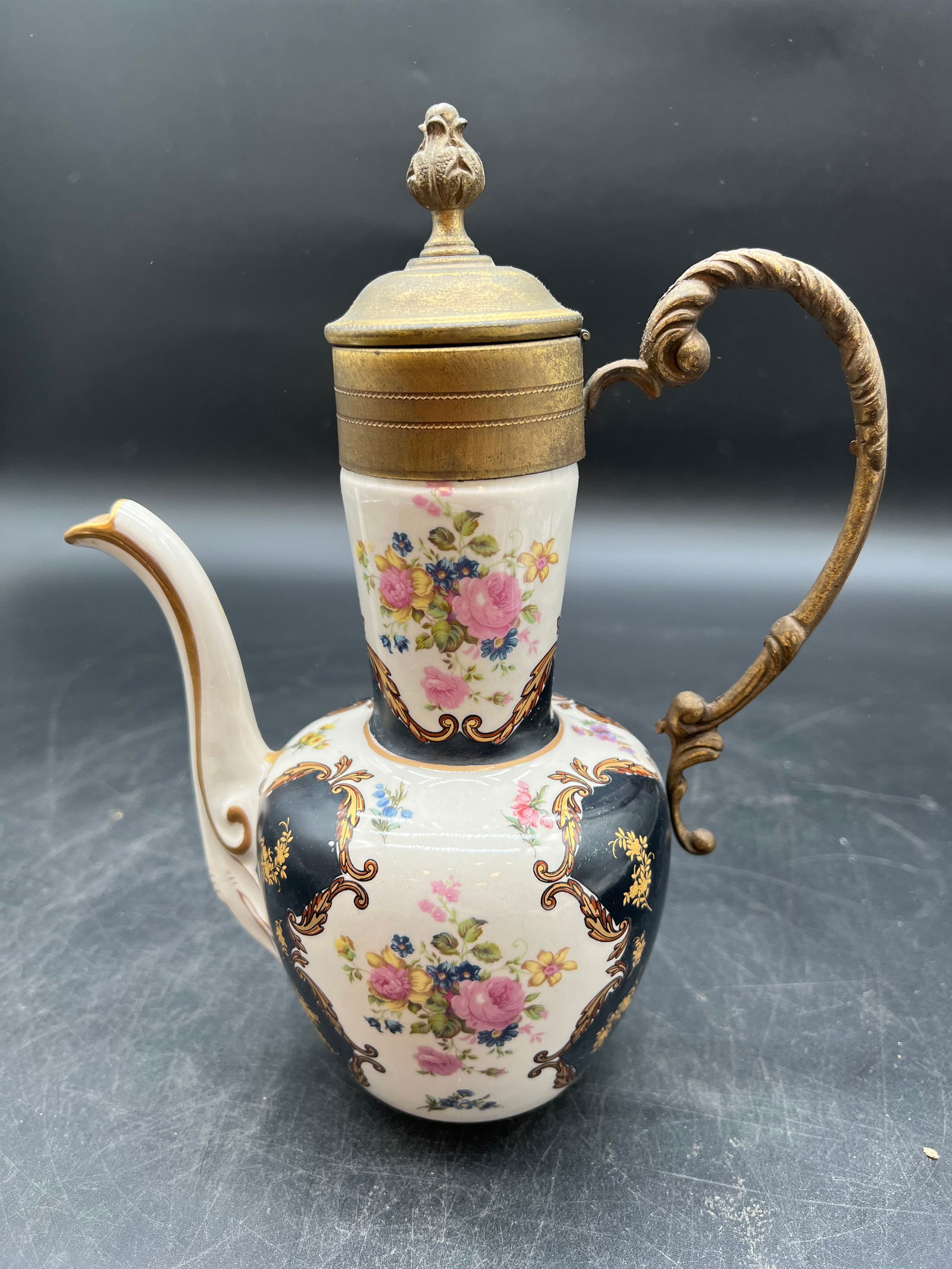 Porcelain Chocolate Pot: Porcelain Chocolate Pot