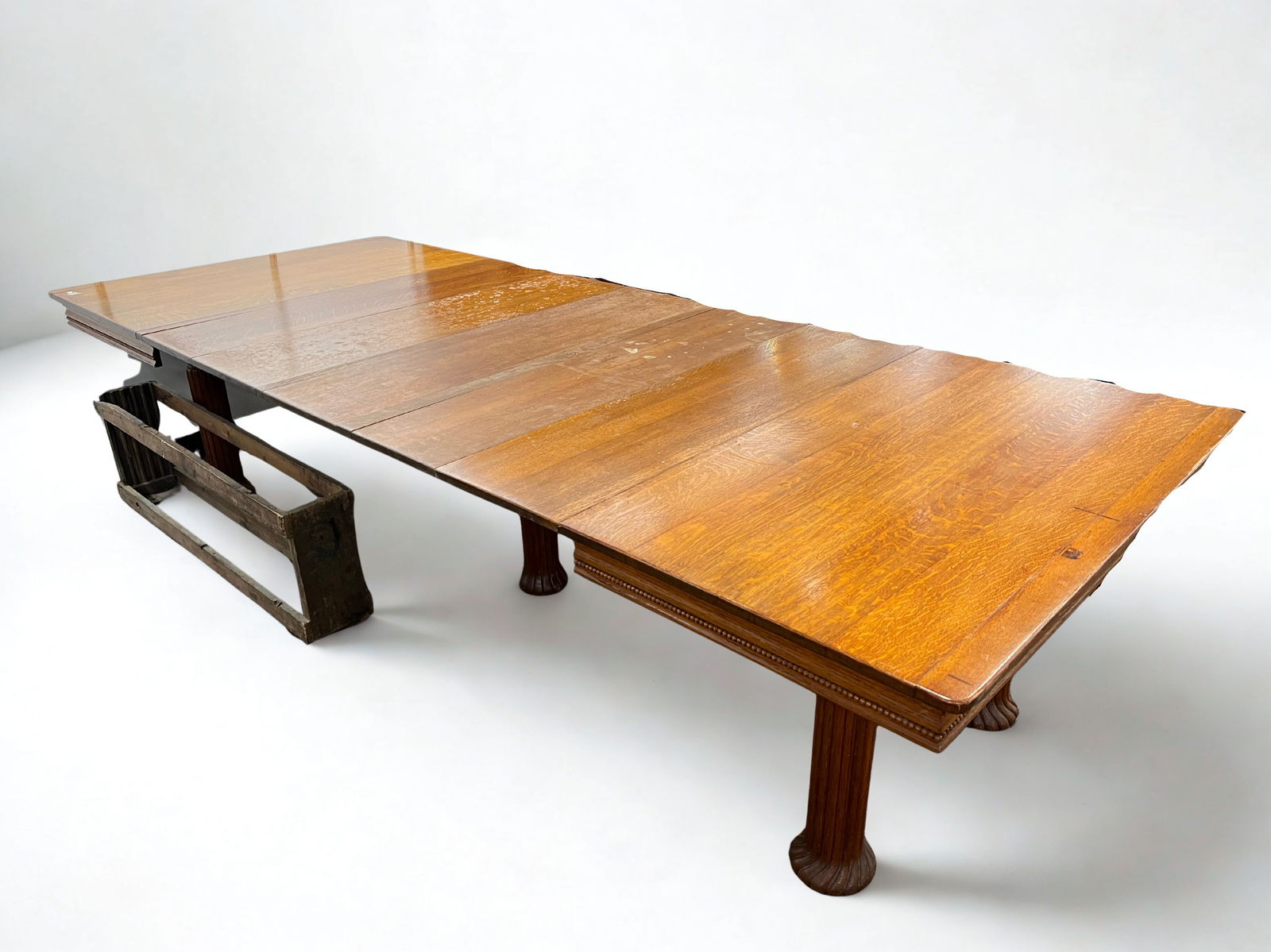 Oak Diningroom Table: Oak Diningroom Table. Has 5 leafs and leaf holder