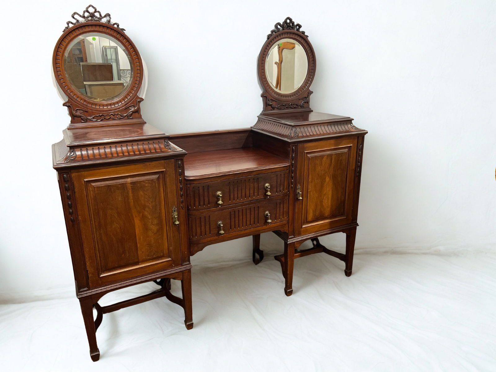 Mahogany Sideboard: Mahogany Sideboard. Double mirror. 2 doors, drawers