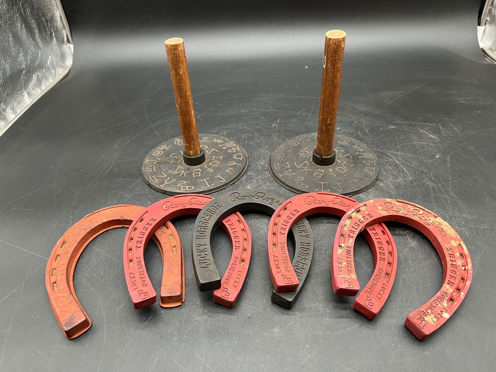 Roy Rogers Horseshoe Set: Roy Rogers Horseshoe Set. 2 pins. 1 black horseshoe and 4 red horseshoes