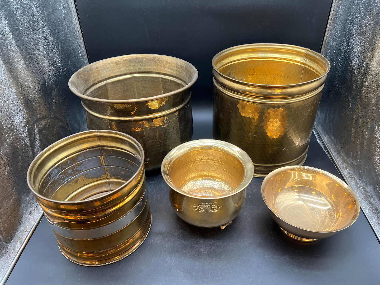 Lot of 5 Brass Pots: Lot of 5 Brass Pots. Graduated sizes