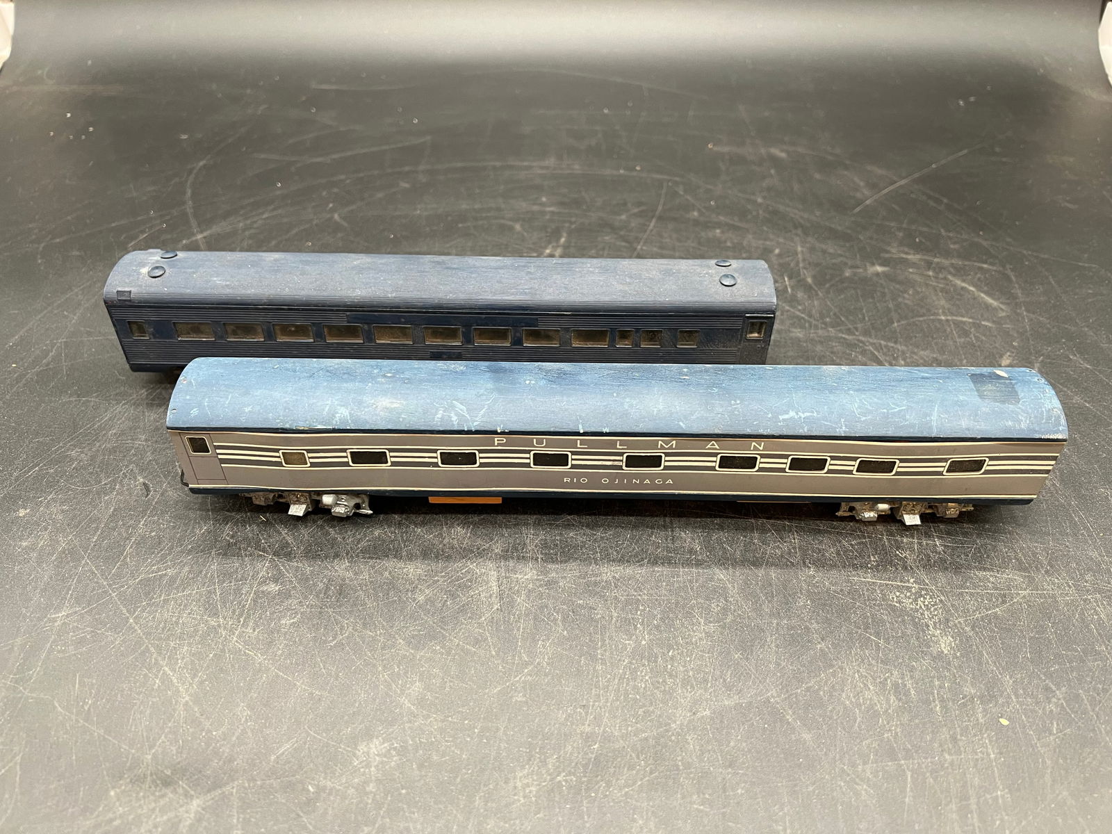 Lot of 2 HO Scale Train Cars: Lot of 2 HO Scale Train Cars.blue cars. One is Pullman Rio Ojinaca car