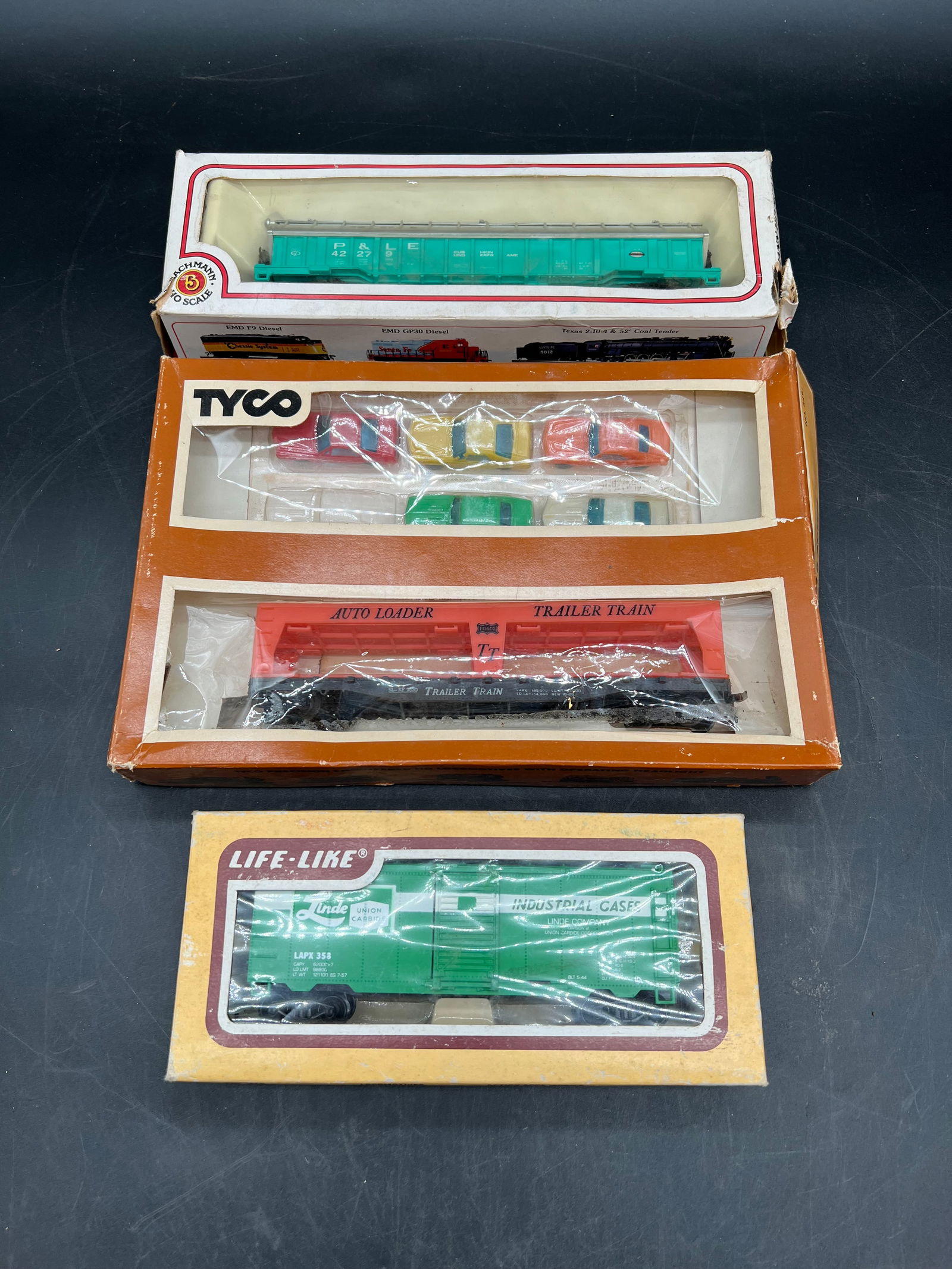 Lot of 3 HO Scale Train Cars: Lot of 3 HO Scale Train Cars. Life-like Lunde box car, Bachman coil car, and auto loader