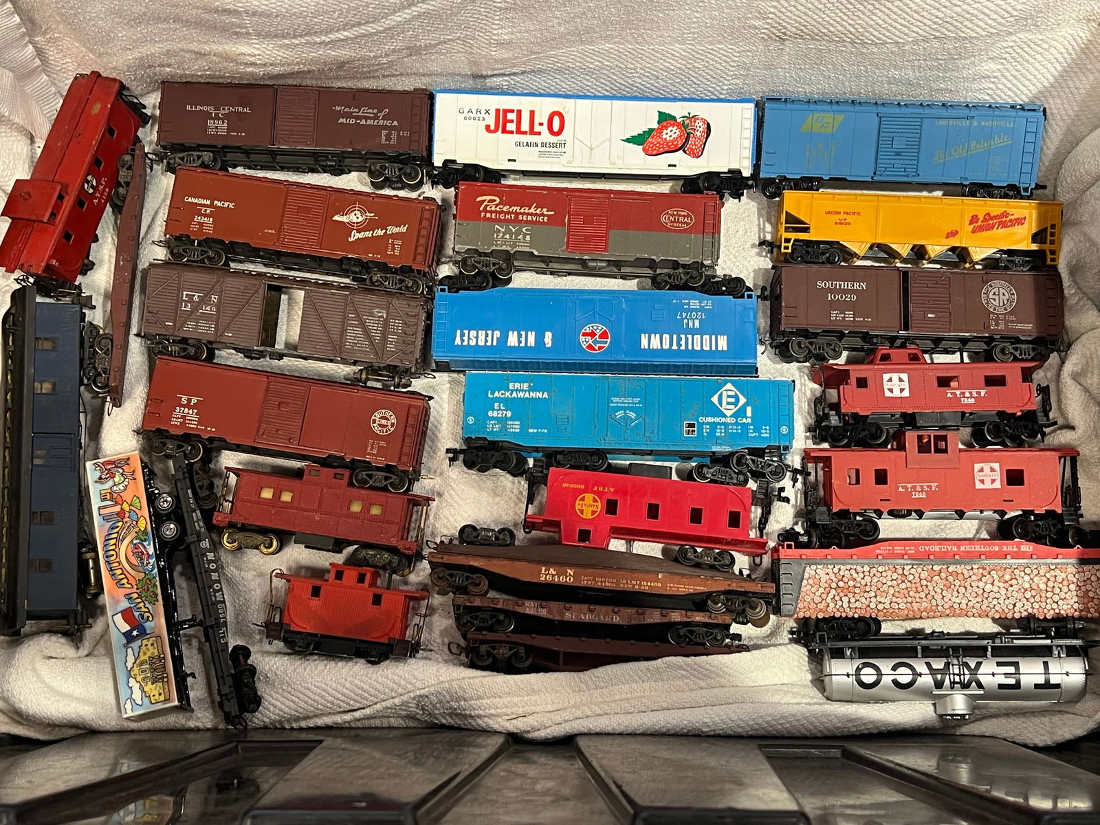 Lot of 26 Assorted Railcars (1 of 6)