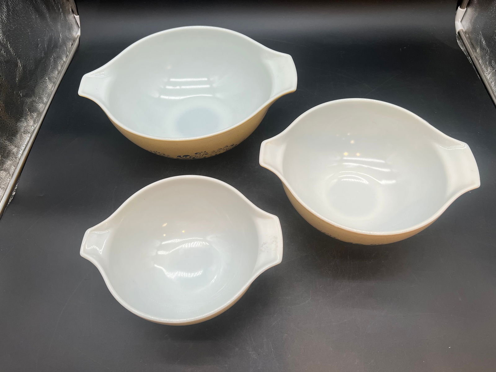 Lot of 3 Graduated Pyrex Bowls (1 of 4)