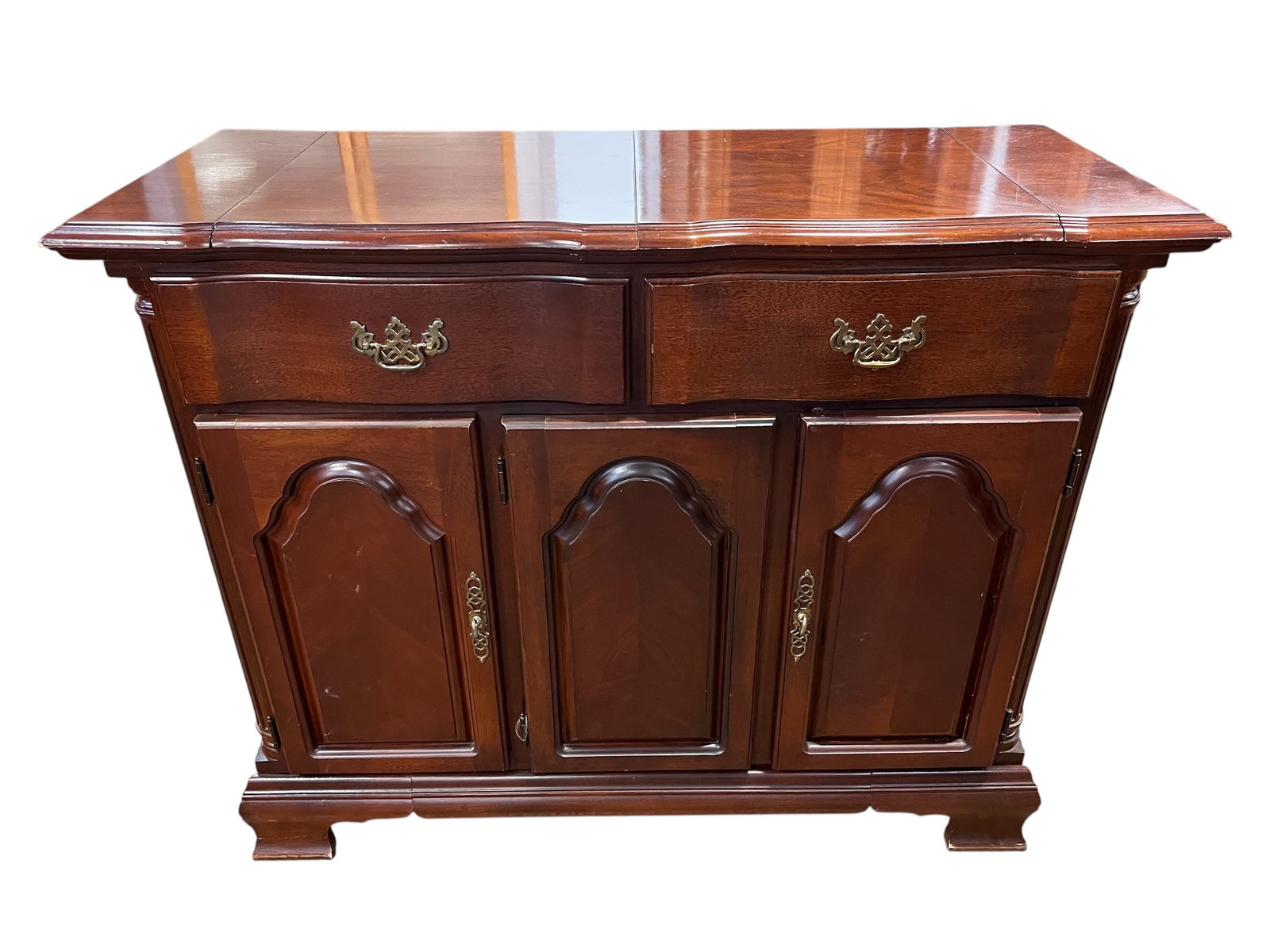 Cherry Lexington Flip Top Bar Server: The furniture in the image is a Lexington expandable flip-top server, likely from the Winston Court or Georgian collections. These pieces are typically crafted from solid cherry or mahogany wood and