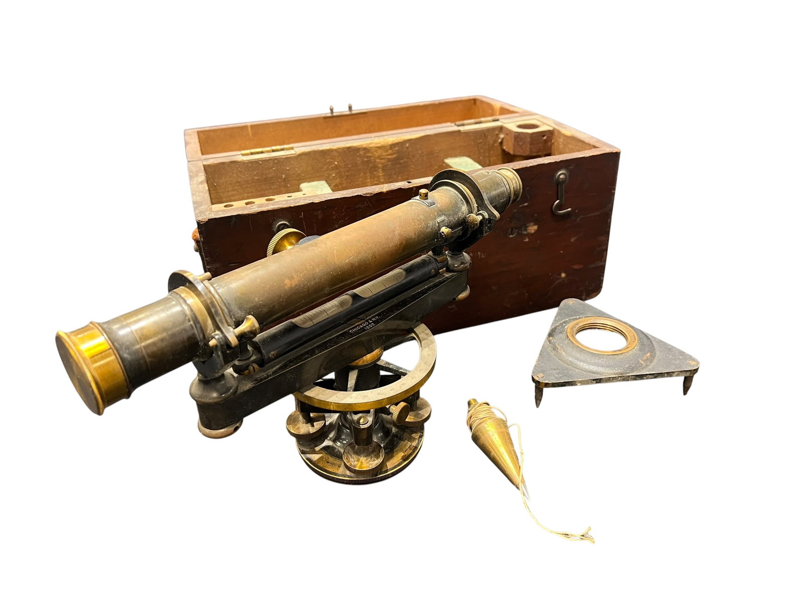 Surveyer’s Compass: This image shows an antique brass wye level (also known as a Y-level), which is a high-precision surveying instrument commonly manufactured from the mid-19th century through the early 20th century.Com