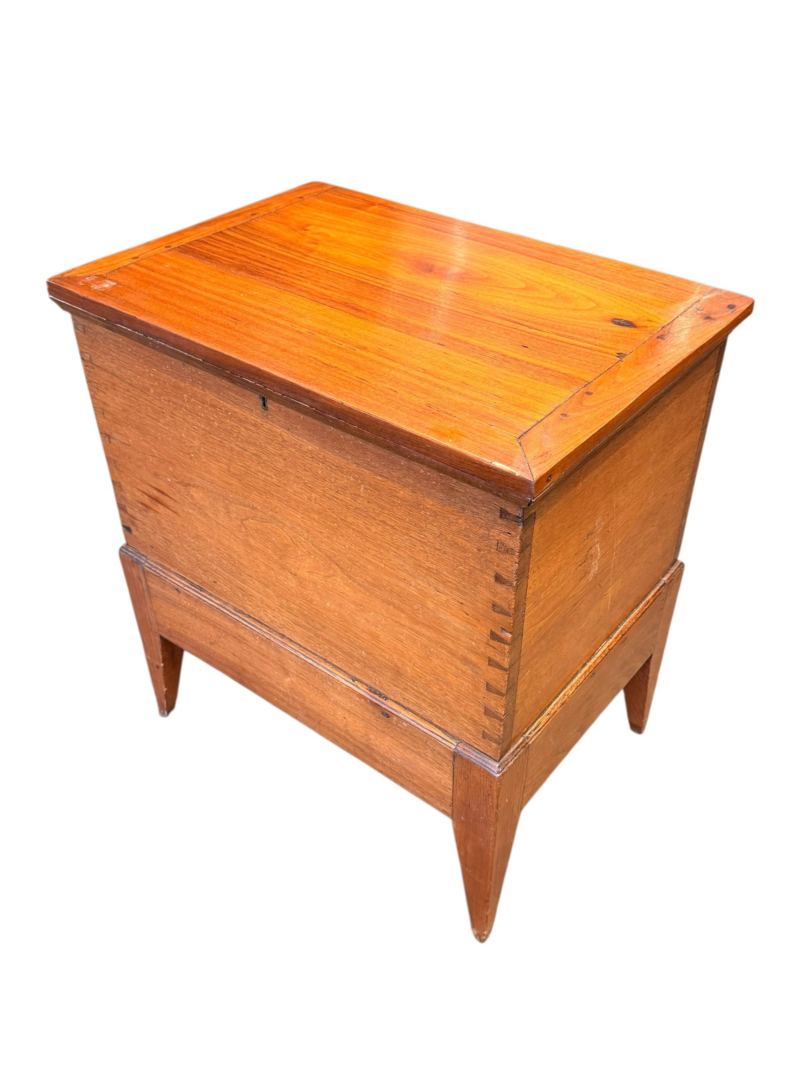 Early Tennessee Black Walnut Sugar Chest: This piece is an antique Southern sugar chest, likely from Tennessee or Kentucky dating back to the early 19th century (circa 1810–1830). [1, 2]Key Characteristics & HistoryDesign & Form: It