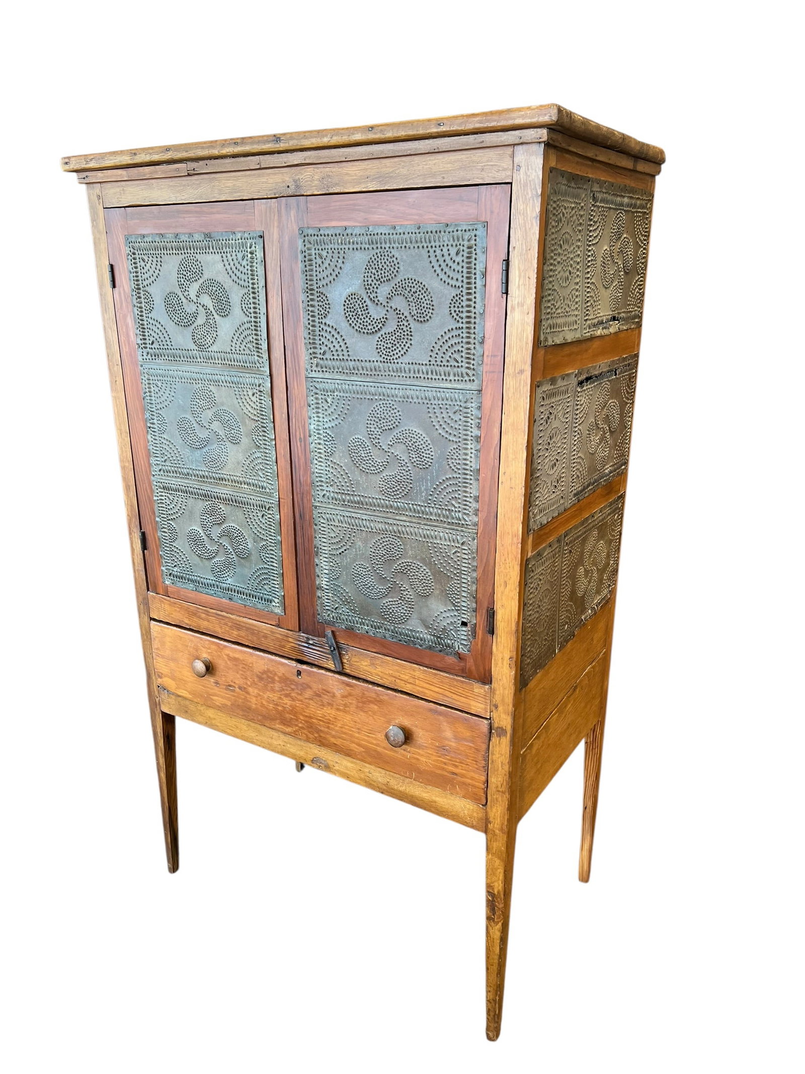Primitive Pine/Poplar Pie Safe: This is an antique American pie safe (also known as a kitchen safe or food cupboard), a highly collectible piece of 19th-century primitive furniture. [1, 2]History & Key FeaturesPurpose: Long before r