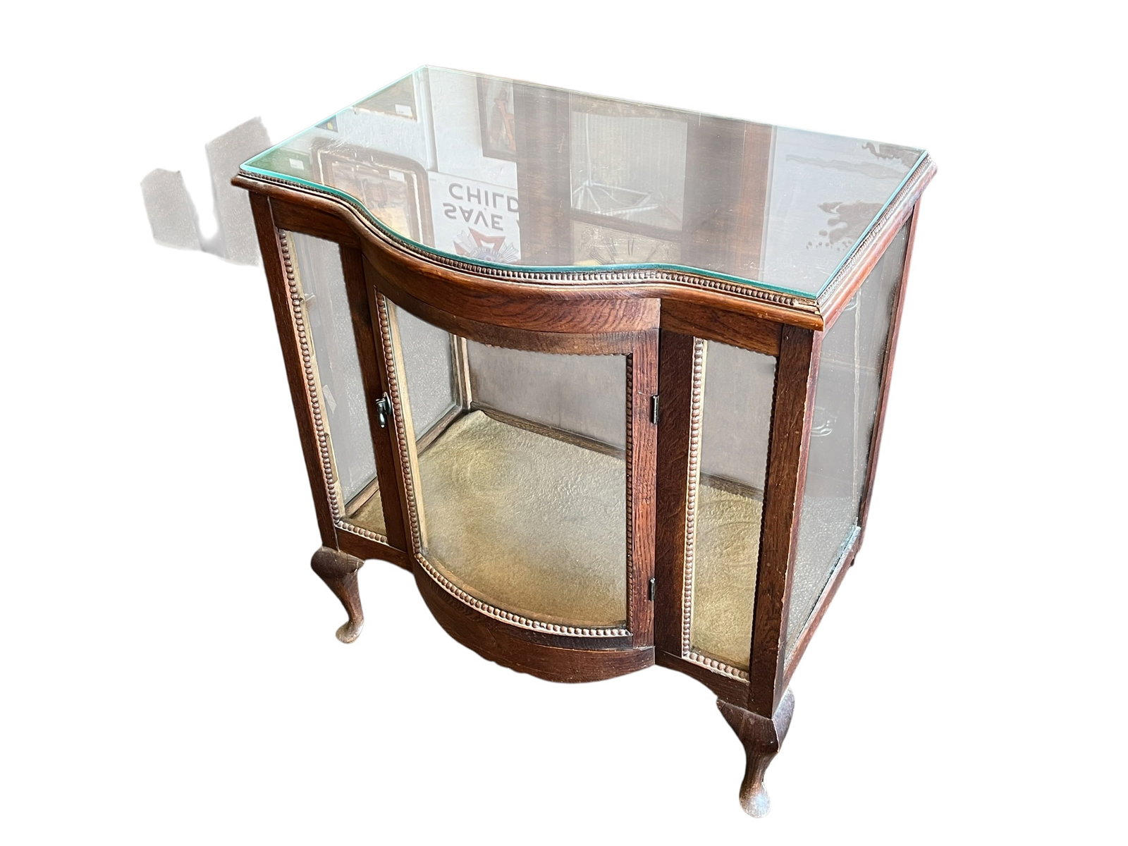 Mahogany Chocolate Cabinet: This item is an antique bow-front display cabinet, commonly known in European antique markets as a tea cabinet (theekastje) or a chocolate cabinet.Key Characteristics & OriginsStyle: It features an