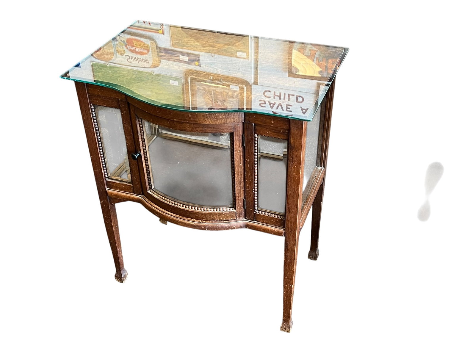 Mahogany Chocolate Cabinet: This item is an antique bow-front display cabinet, commonly known in European antique markets as a tea cabinet (theekastje) or a chocolate cabinet.Key Characteristics & OriginsStyle: It features an