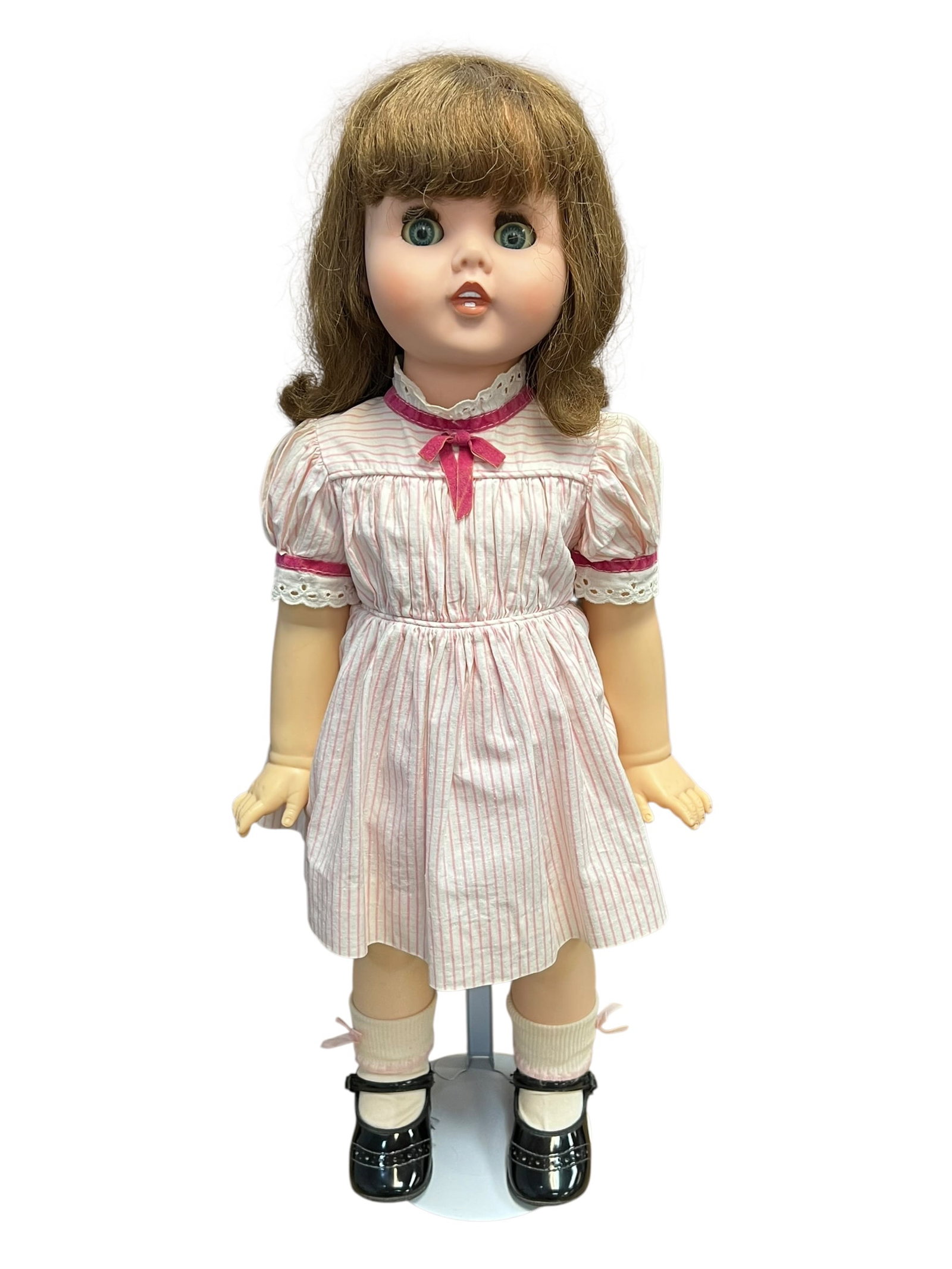 American Vinyl Doll: vintage 24-inch Miss Beauty Parlor Doll, manufactured by the Deluxe Reading Corporation (also known as Deluxe Topper) in 1964. [1, 2]Key Features of this DollDesign & Attributes: She is characterized 