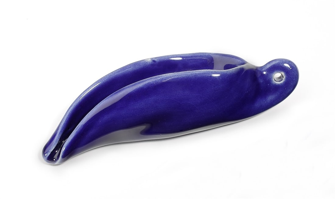 Thomas Schütte. ”Blaue Frucht gegen Furcht”. 1993: Thomas Schütte (Oldenburg 1954 – lives in Düsseldorf). ”Blaue Frucht gegen Furcht”. 1993 Ceramic, blue glazed. 3 × 13 × 3,8 cm (1 &#