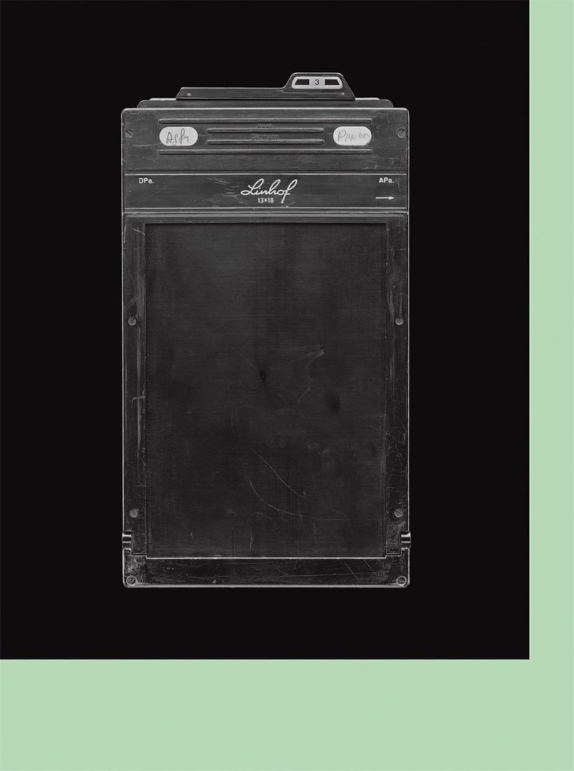 Christopher Williams. ”Untitled (Capitain Petzel, Berlin, #2)”. 2016: Christopher Williams (Los Angeles 1956 – lives in Cologne). ”Untitled (Capitain Petzel, Berlin, #2)”. 2016 Offset print. 194,7 × 144,8 cm (76 ⅝ × 57 in