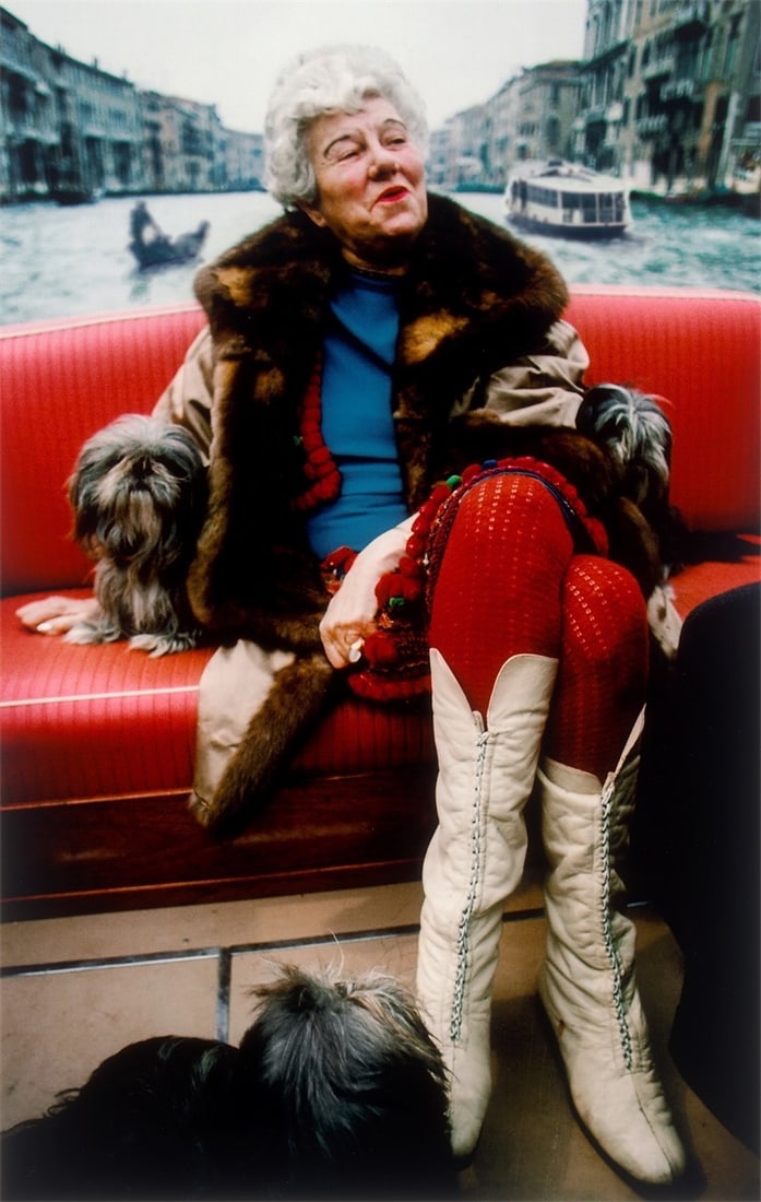 Stefan Moses. ”Peggy Guggenheim mit lhasas: 'max' (ernst) 'sir herbert' (read), Venice”.: Stefan Moses (Liegnitz 1928 – 2018 Munich). ”Peggy Guggenheim mit lhasas: 'max' (ernst) 'sir herbert' (read), Venice”. 1974 Digital-print on Hahnemühle Baryta paper, 2017. 57,9&