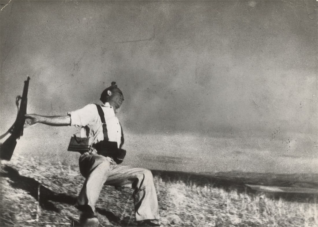 Robert Capa (i.e. Endre Ernő Friedmann). The Falling Soldier. 1936: Robert Capa (i.e. Endre Ernő Friedmann) (Budapest 1913 – 1954 Thai-Binh/Vietnam). The Falling Soldier. 1936 Gelatin silver print, presumably printed early 1950s. 24,5 34 cm (28&nb