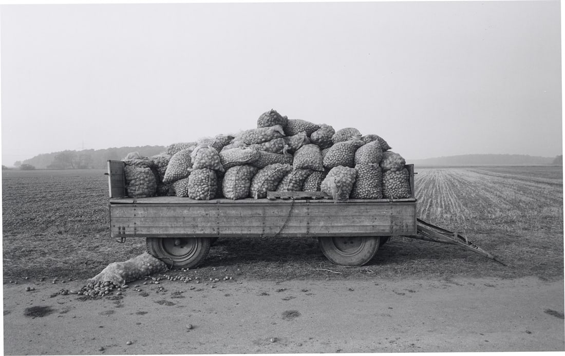 Heinrich Riebesehl. ”Schillerslage (Hannover), Oktober 1978”, from the series ”Agr: Heinrich Riebesehl (Lathen a.d. Ems 1938 – 2010 Hanover). ”Schillerslage (Hannover), Oktober 1978”, from the series ”Agrarlandschaften”, 1976–1979. Vintage. Gelati