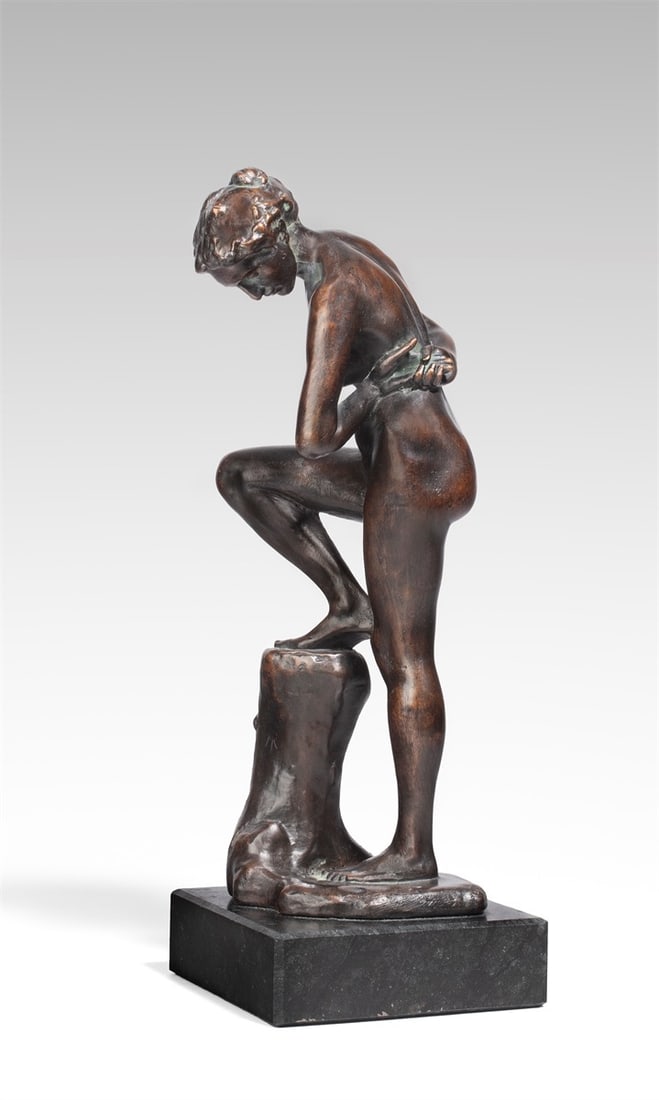 Max Klinger. ”Badende, sich im Wasser spiegelnd”. 1896-97: Max Klinger (Leipzig 1857 – 1920 Großjena bei Naumburg). ”Badende, sich im Wasser spiegelnd”. 1896-97 Bronze with dark brown patina, on a black marble base. Height (with base):