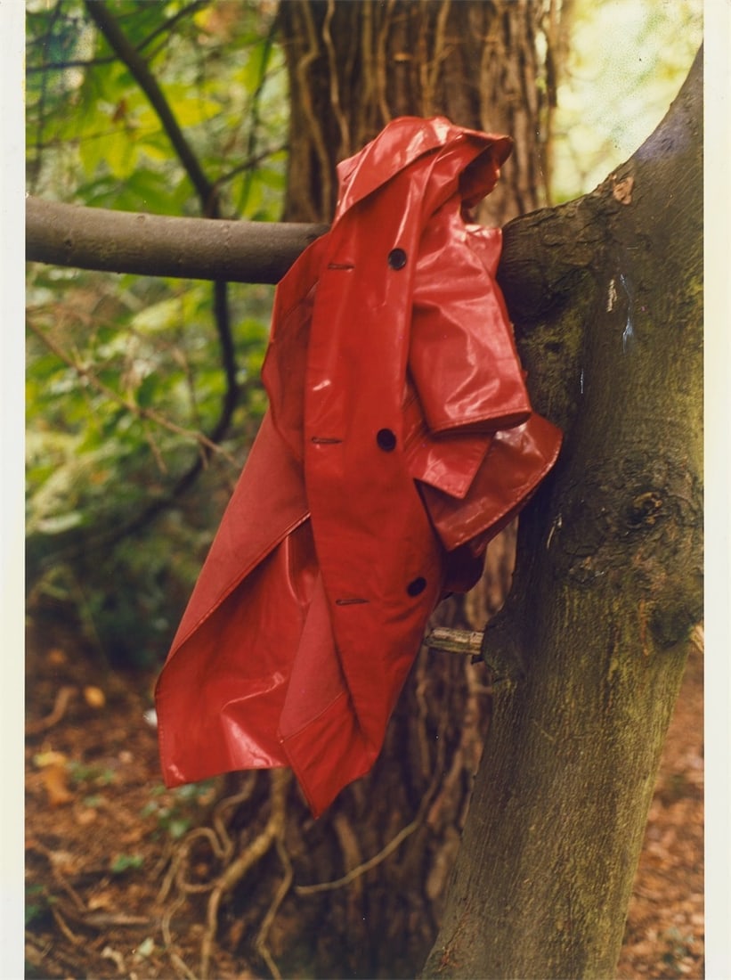 Wolfgang Tillmans. ”red coat”. 1992/96: Wolfgang Tillmans (Remscheid 1968 – lives in London and Berlin). ”red coat”. 1992/96 C-print. 40,4 × 30,4 cm (15 ⅞ × 12 in.).