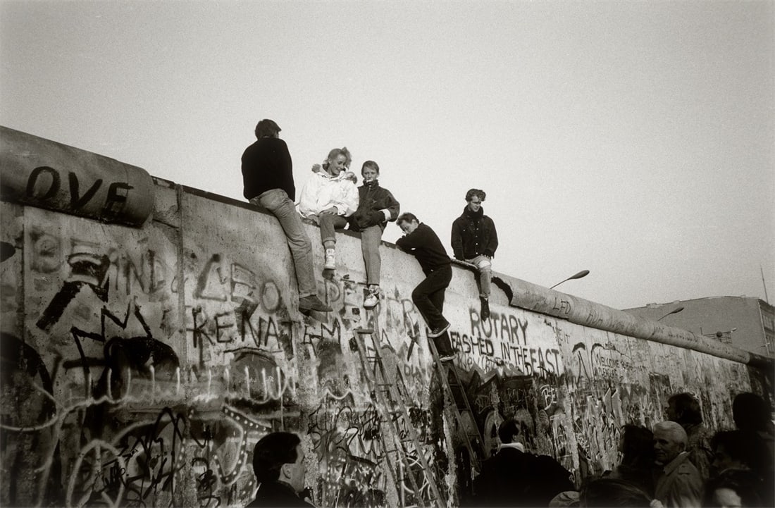 Norbert Bunge. ”Maueröffnung, Berlin”. 1991: Norbert Bunge (1941 – Berlin – 2024). ”Maueröffnung, Berlin”. 1991 Gelatin silver print. 24,3 × 36,7 cm (30,3 × 40,4 cm)