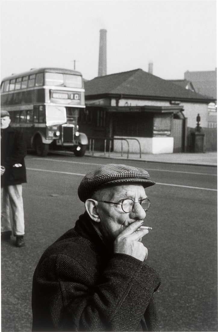 John Bulmer. From the series ”Warrington”. 1961: John Bulmer (Herefordshire 1938 – lives in Herefordshire). From the series ”Warrington”. 1961 Gelatin silver print, printed later. 38,5 × 25,2 cm (40,8 ×