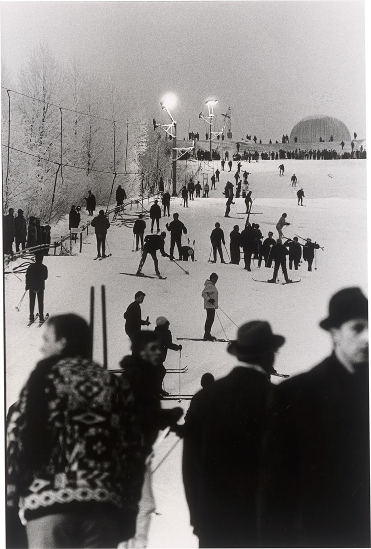 Max Jacoby. Teufelsberg, Wintersport. Presumably 1960s: Max Jacoby (Koblenz 1919 – 2009 Berlin). Teufelsberg, Wintersport. Presumably 1960s Vintage. Gelatin silver print. 38 × 25,5 cm (39,8 × 30 cm) (15 &#