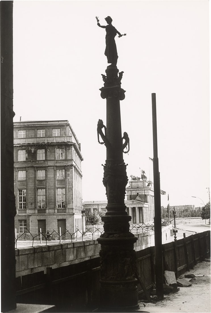 Max Jacoby. ”Mauer, Brandenburger Tor”. 1963: Max Jacoby (Koblenz 1919 – 2009 Berlin). ”Mauer, Brandenburger Tor”. 1963 Vintage. Gelatin silver print. Agfa paper. 29,7 × 20 cm