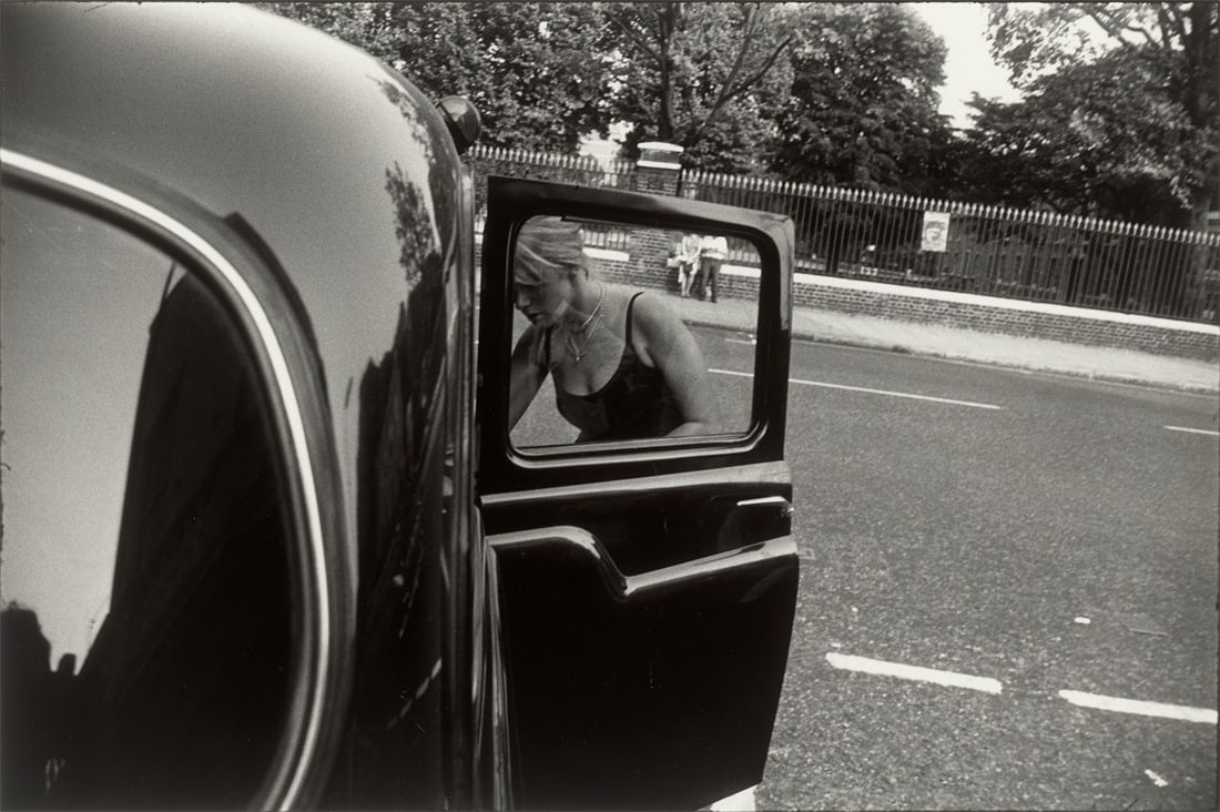 Garry Winogrand. London, from the series ”Women are Beautiful”, 1960–1975. Circa 1: Garry Winogrand (New York 1928 – 1984 Tijuana, Mexico). London, from the series ”Women are Beautiful”, 1960–1975. Circa 1967 Gelatin silver print, 1981. 22,1 × 3
