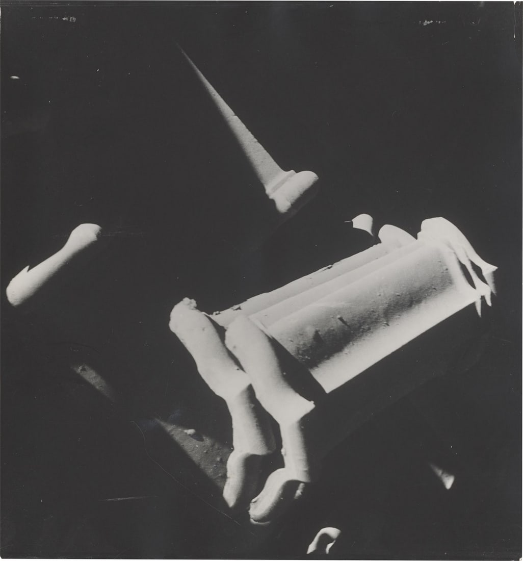 Gyula Pap. Tetöcserepek [Dachziegel]. 1924: Gyula Pap (Orosháza 1899 – 1983 Budapest). Tetöcserepek [Dachziegel]. 1924 Gelatin silver print, printed later. 32 × 30 cm