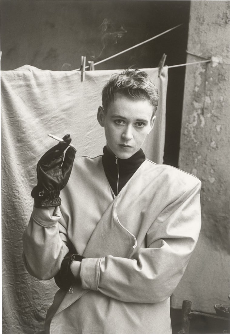 Sibylle Bergemann. ”'Allerleihrauh', Frieda, Berlin”. 1988: Sibylle Bergemann (Berlin 1941 – 2010 Gransee). ”'Allerleihrauh', Frieda, Berlin”. 1988 Gelatin silver print. 37,9 × 26 cm (45,1 × 33,2 cm)