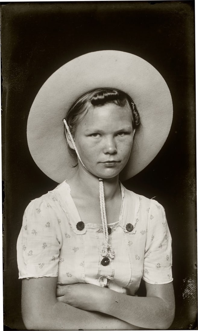 Mike Disfarmer. Girl with Large Hat. 1939/1946: Mike Disfarmer (Illinois 1884 – 1959 Heber Springs/Arkansas). Girl with Large Hat. 1939/1946 Posthumous gelatin silver print from the original glass negative. 30 × 17,8 cm