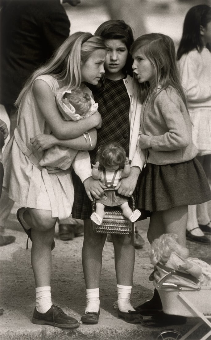 Ken Heyman. ”The Doll Club”. 1987: Ken Heyman (1930 – New York – 2019). ”The Doll Club”. 1987 Gelatin silver print. 32,7 × 20,4 cm (35,4 × 27,7 cm)