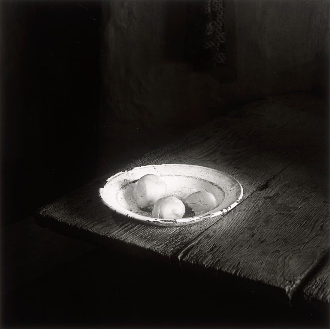 Gerhard Trumler. Plate of potatoes, Irrhof, Schönfeld, Austria. 1980: Gerhard Trumler (1937 – Vienna – 2025). Plate of potatoes, Irrhof, Schönfeld, Austria. 1980 Gelatin silver print. 38,5 × 38,6 cm