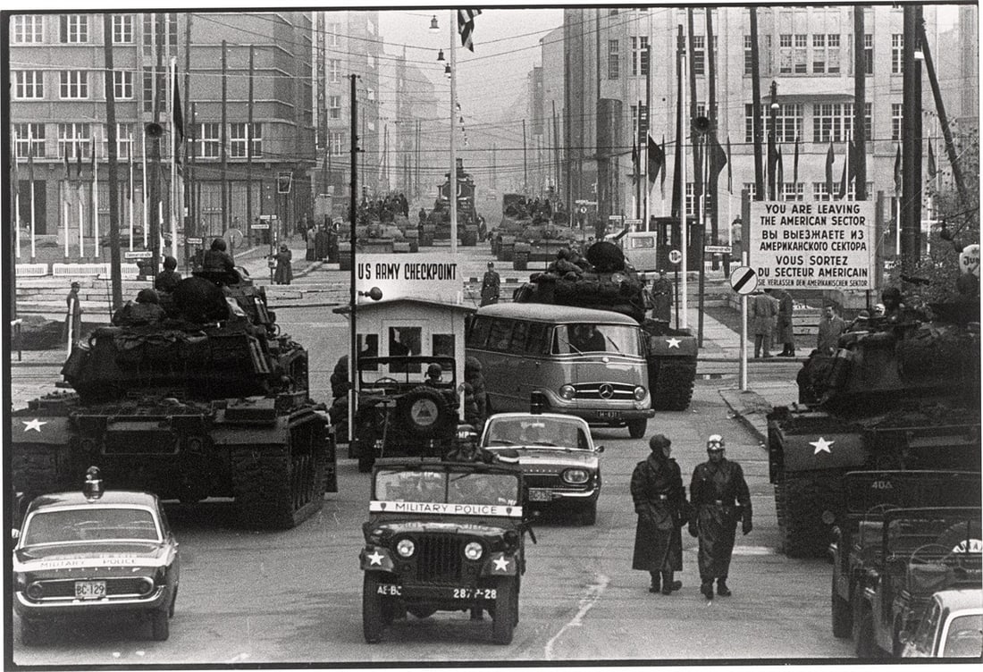 Will McBride. ”Amerikanische und Russische Panzer stehen sich gegenüber, Friedrich Str. B: Will McBride (Saint Louis, Missouri 1931 – 2015 Berlin). ”Amerikanische und Russische Panzer stehen sich gegenüber, Friedrich Str. Berlin”. 1961 Gelatin silver print, printed