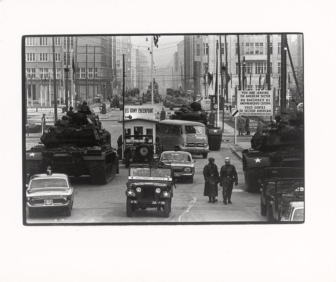 Will McBride. ”Amerikanische und Russische Panzer stehen sich gegenüber, Friedrich Str. B - 2