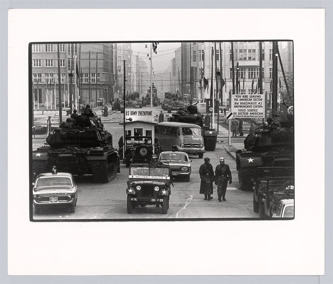 Will McBride. ”Amerikanische und Russische Panzer stehen sich gegenüber, Friedrich Str. B - 3