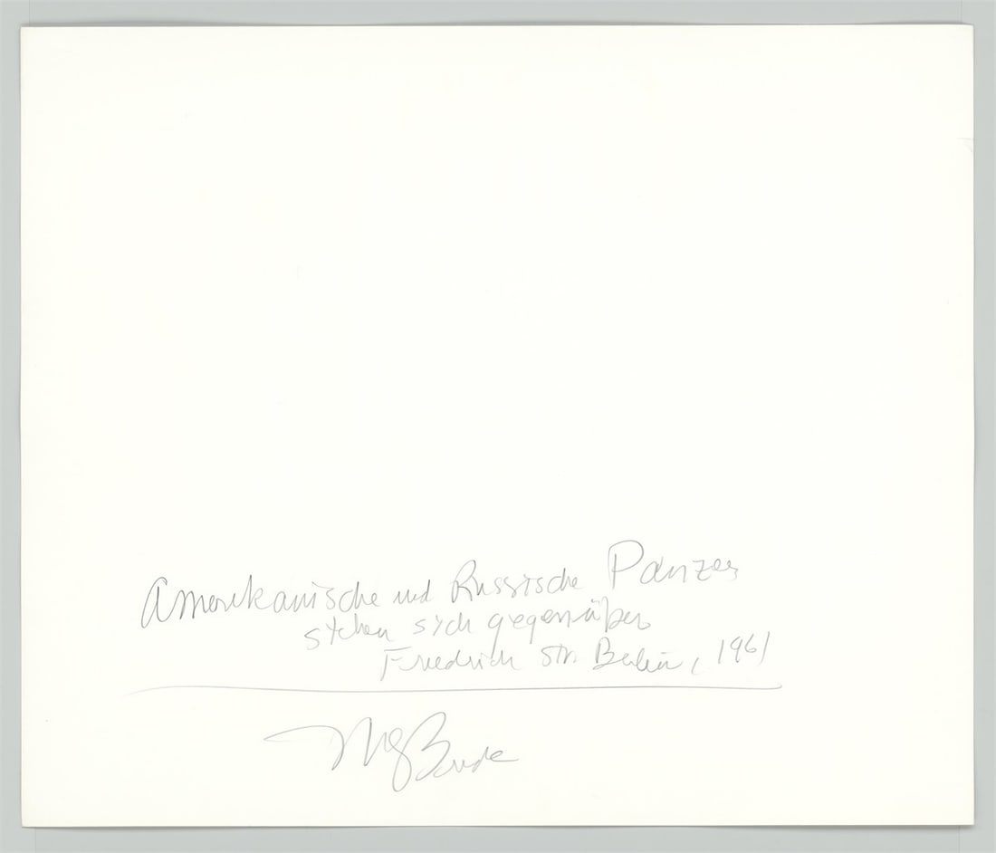 Will McBride. ”Amerikanische und Russische Panzer stehen sich gegenüber, Friedrich Str. B - 4