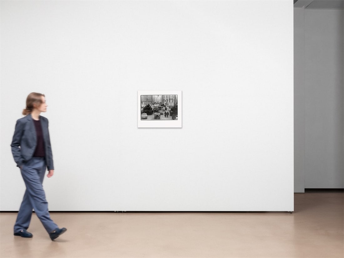 Will McBride. ”Amerikanische und Russische Panzer stehen sich gegenüber, Friedrich Str. B - 5