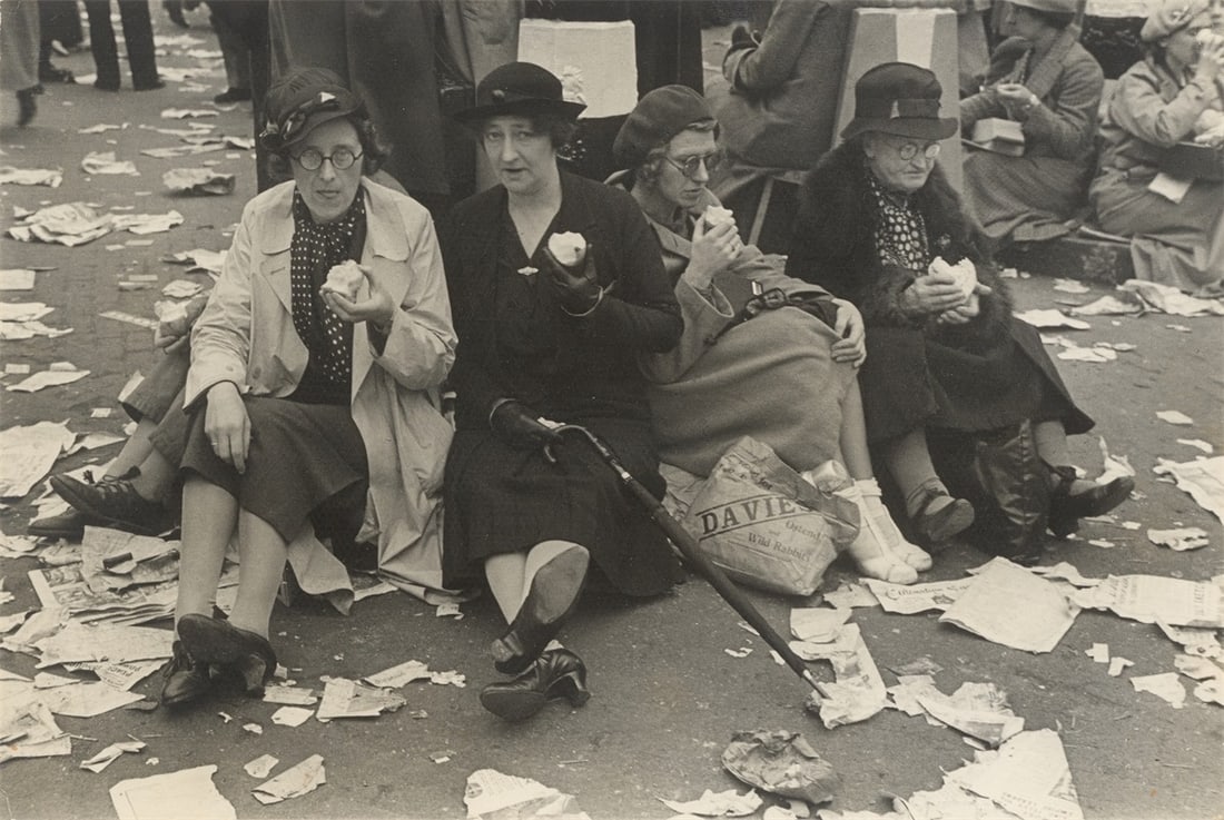 Henri Cartier-Bresson. Couronnement du roi George VI, Londres, Angleterre, 12 mai. 1937: Henri Cartier-Bresson (Chanteloup-en-Brie 1908 – 2004 Montjustin, Provence). Couronnement du roi George VI, Londres, Angleterre, 12 mai. 1937 Gelatin silver print, 1946, printed in