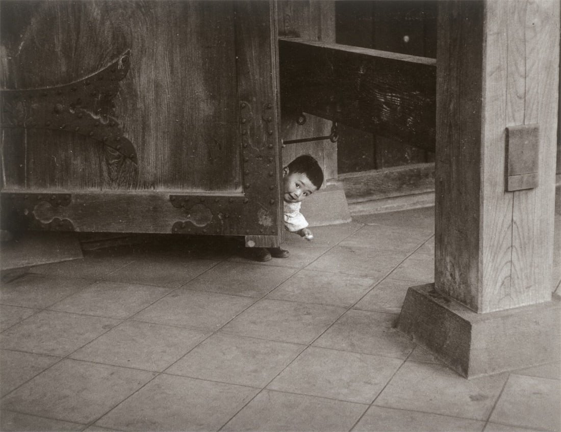 Ken Heyman. ”Asakasa, Tokyo. Child of Temple Gate Keeper”. 1958: Ken Heyman (1930 – New York – 2019). ”Asakasa, Tokyo. Child of Temple Gate Keeper”. 1958 Inkjet print, printed later. 27,3 × 35,3 cm