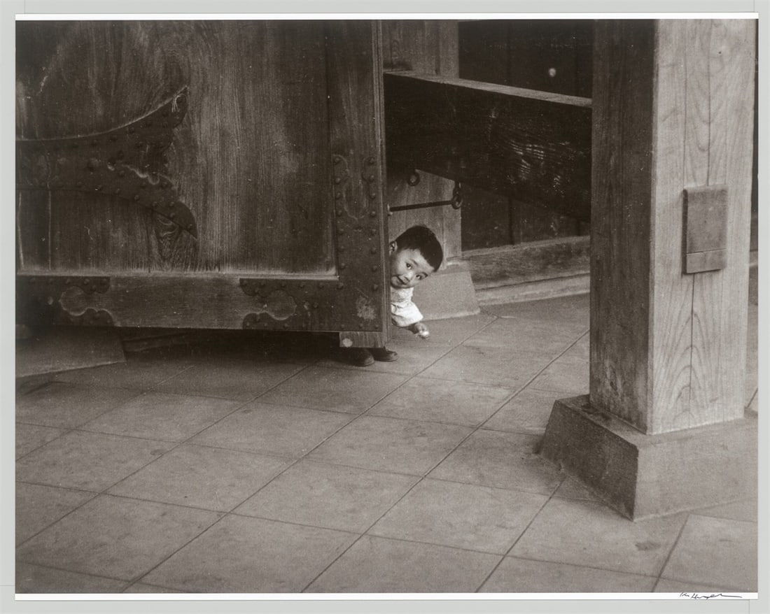 Ken Heyman. ”Asakasa, Tokyo. Child of Temple Gate Keeper”. 1958 - 2
