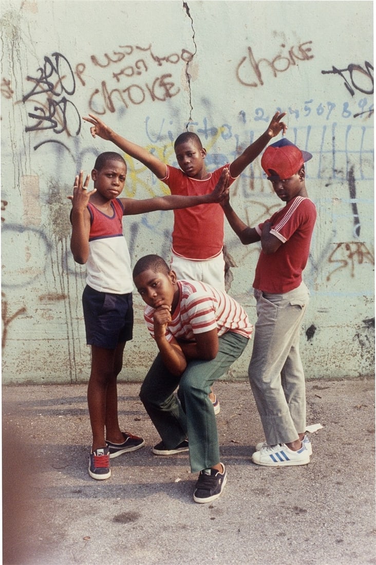 Jamel Shabazz. Young Boys, East Flatbush, Brooklyn, NYC. 1981: Jamel Shabazz (New York 1960 – lives in New York). Young Boys, East Flatbush, Brooklyn, NYC. 1981 C-print. Kodak Professional paper, 2002. 49,1 × 32,5 cm (50,7 ×&nb
