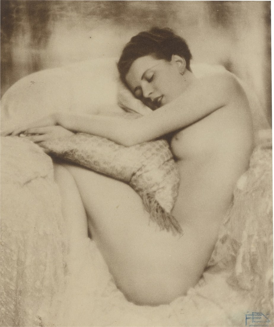 Mario von Bucovich. Nude. Circa 1927: Mario von Bucovich (Pula, Istrien 1884 – 1947 Mexico City). Nude. Circa 1927 Vintage. Gelatin silver print. 20,8 × 17,5 cm (21,7 × 18,4 cm)