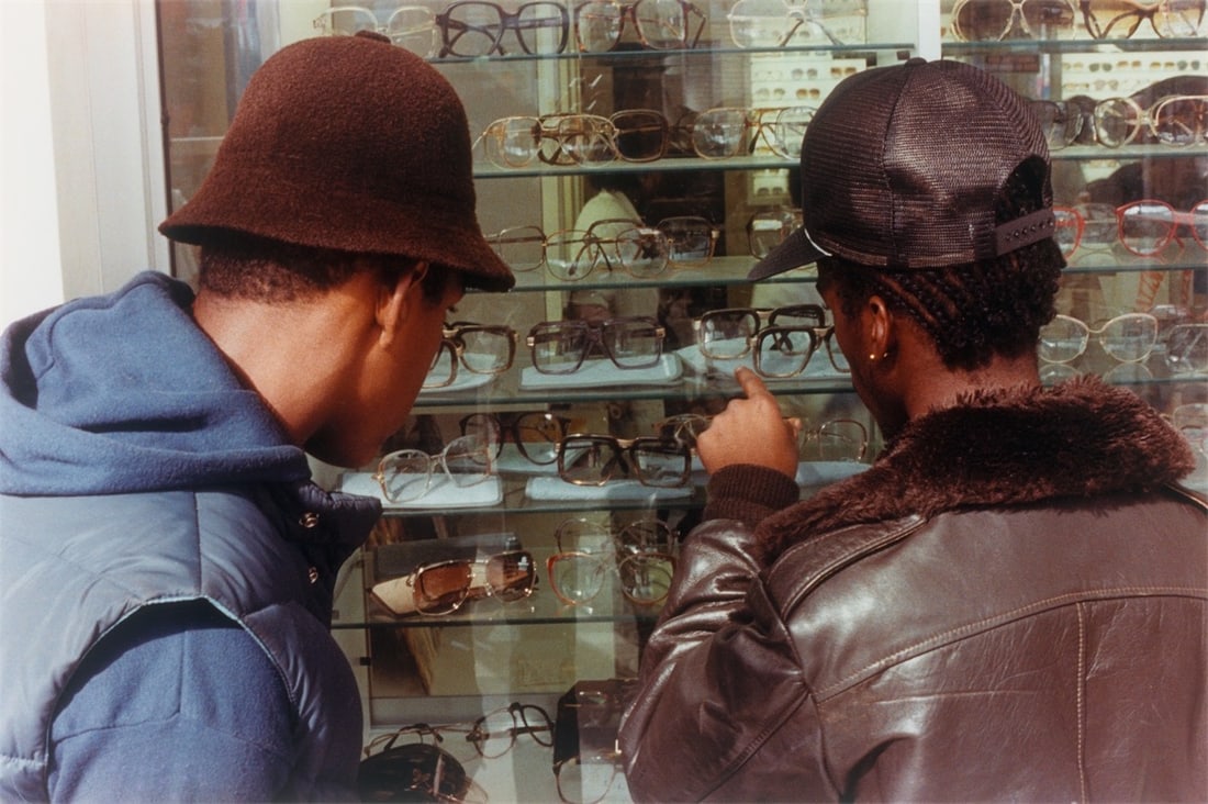 Jamel Shabazz. Window Shopping, NYC. Circa 1980: Jamel Shabazz (New York 1960 – lives in New York). Window Shopping, NYC. Circa 1980 C-print, 2002. 32,8 × 49,4 cm (40,6 × 50,8 cm)