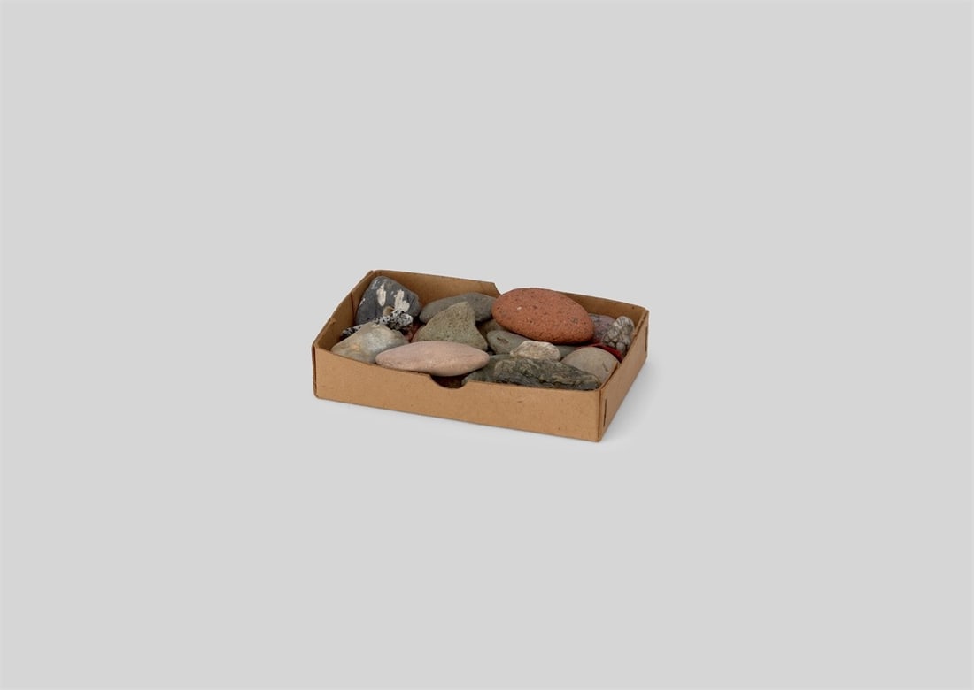 Hermann Glöckner. Materialsammlung farbige Steine.: Hermann Glöckner (Cotta near Dresden 1889 – 1987 Berlin). Materialsammlung farbige Steine. Coloured stones and piece of plastic, set on tissue paper, in cardboard lid.