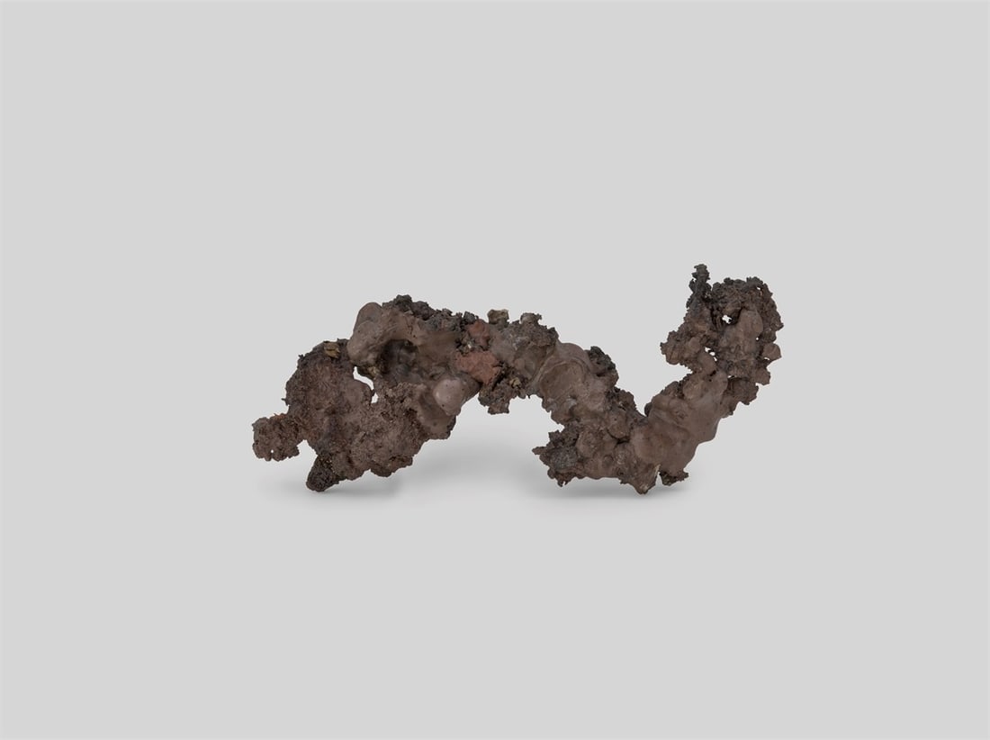 Hermann Glöckner. Wellenform aus Schlacken. 1960: Hermann Glöckner (Cotta near Dresden 1889 – 1987 Berlin). Wellenform aus Schlacken. 1960 Coke residue and grey tinted plaster. 31,5 × 15 × 6,5 cm