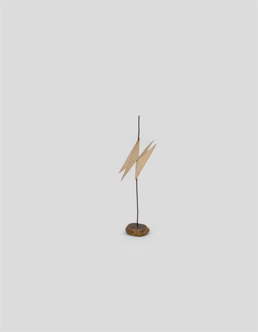 Hermann Glöckner. Paarig gefaltete Dreiecke, an einem Mast. 1970: Hermann Glöckner (Cotta near Dresden 1889 – 1987 Berlin). Paarig gefaltete Dreiecke, an einem Mast. 1970 Paper, wire, attached to eraser.