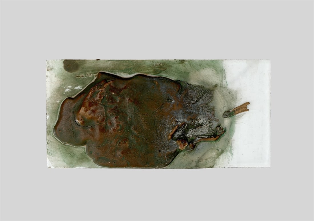 Hermann Glöckner. Dunkelbraune Erhebung auf grünlicher Fläche. 1963: Hermann Glöckner (Cotta near Dresden 1889 – 1987 Berlin). Dunkelbraune Erhebung auf grünlicher Fläche. 1963 Filler on glass plate. 7 × 14,7 × 0,2&nbs