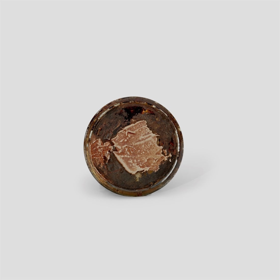 Hermann Glöckner. Glasdeckel mit hellem Fleck auf dunklem Grund. 1960: Hermann Glöckner (Cotta near Dresden 1889 – 1987 Berlin). Glasdeckel mit hellem Fleck auf dunklem Grund. 1960 Tempera over plaster, lacquered on glass (jar lid). Diameter: 11 cm.