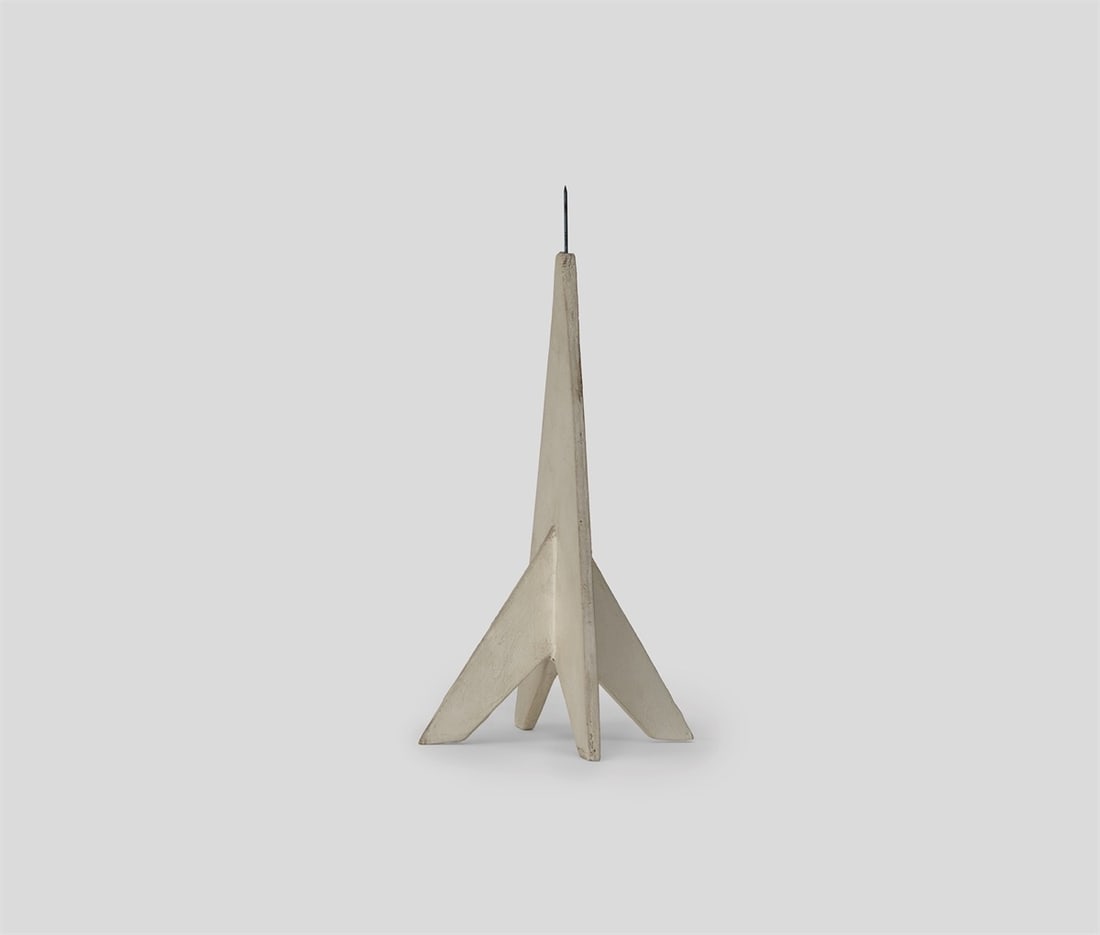 Hermann Glöckner. Pyramidales Postament mit Nagelspitze (Räumliche Versetzung von sechs re: Hermann Glöckner (Cotta near Dresden 1889 – 1987 Berlin). Pyramidales Postament mit Nagelspitze (Räumliche Versetzung von sechs rechtwinkligen Dreiecken). 1964 Wood, coated white